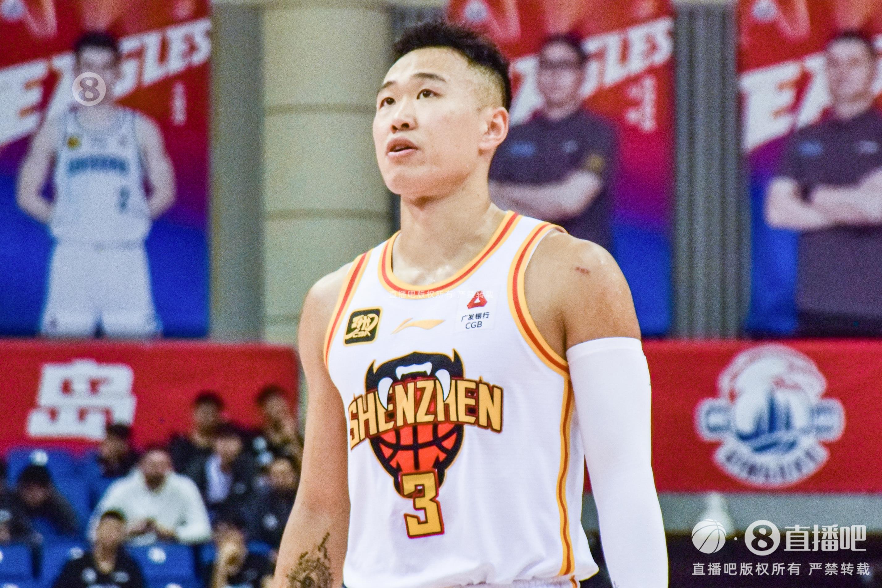 下半場(chǎng)沒給打！賀希寧14分鐘3中0無得分 僅拿3籃板
